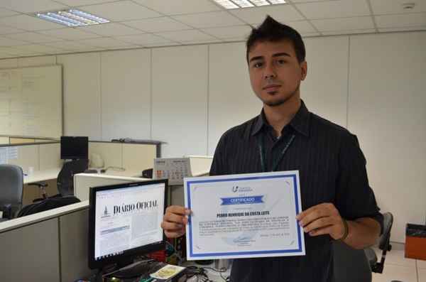 Pedro Henrique com o certificado do curso de formação para a carreira de auditor de controle interno: ele aguarda a nomeação