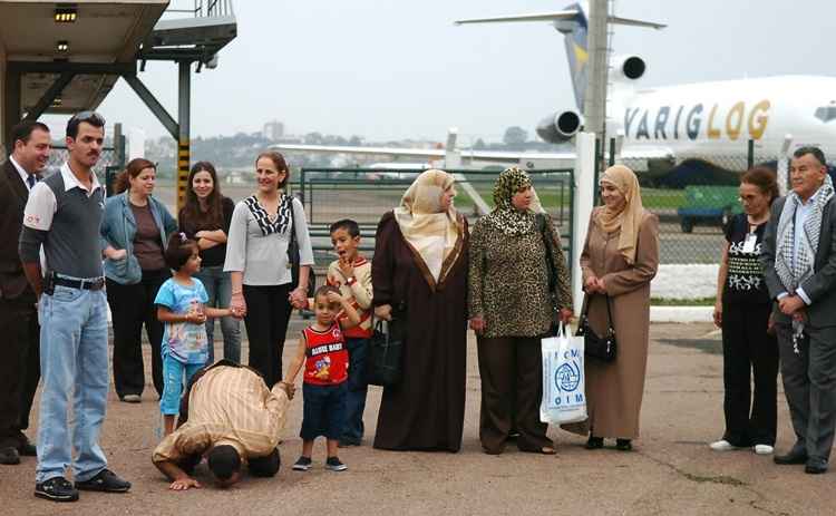 Refugiados palestinos desembarcando no Aeroporto Salgado Filho, em Porto Alegre