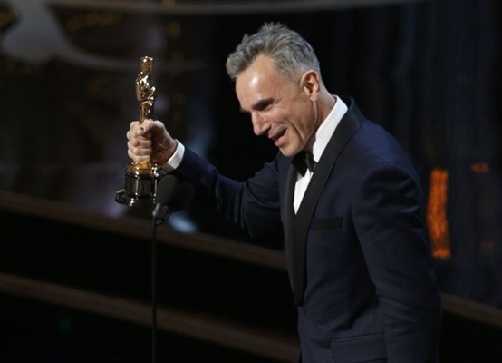 Daniel Day Lewis ganha o Oscar como melhor ator por seu papel em 