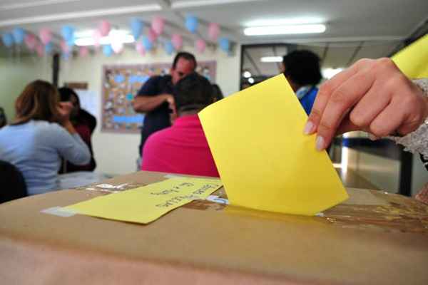 Eleições vão até às 21h30 desta quarta-feira (21)