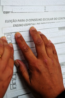 No Centro de Ensino Especial para Deficientes Visuais, na 612 Sul, ocorreu votação em braile