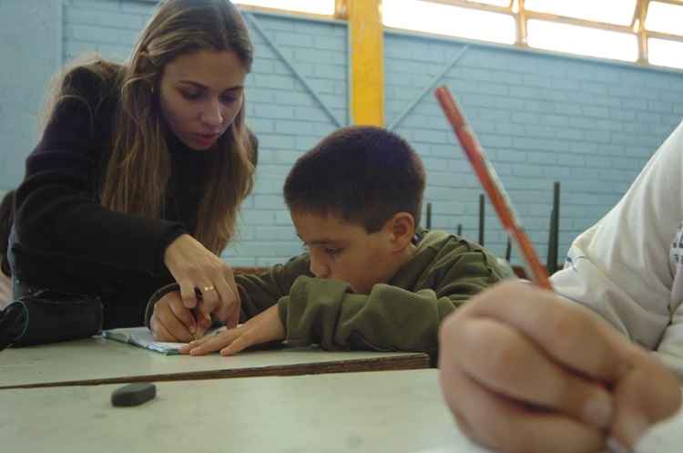 A maior remuneração média é dos professores da rede federal de ensino que atuam, prioritariamente, no ensino médio, com R$ 7,76 mil