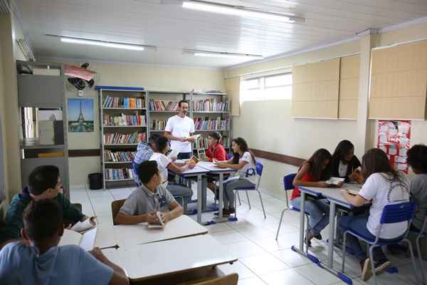 O programa busca valorizar a escola como espaço para a vivência de valores democráticos