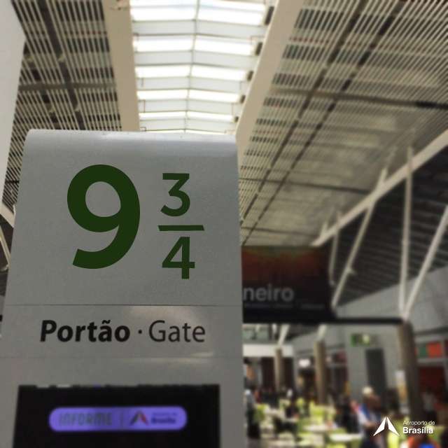 O portão 9 do Aeroporto JK se transformou em 9 ¾, uma referência à plataforma da estação King's Cross, de Londres, onde começa a história do bruxo