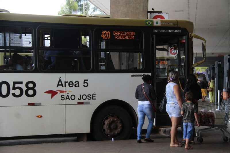 Passageiros sobem em ônibus na Rodoviária do Plano Piloto