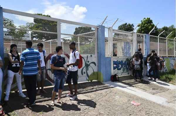 Piquete em frente ao Centro de Ensino Médio nº 3 de Planaltina. Março/2017