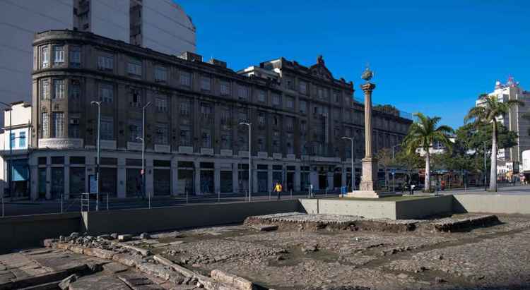 As pedras do Cais do Valongo, abaixo de uma praça coberta com uma espessa camada de concreto, são marcas desse passado que luta para cicatrizar em um Brasil, que, apesar de seu multiculturalismo, ainda vive o racismo