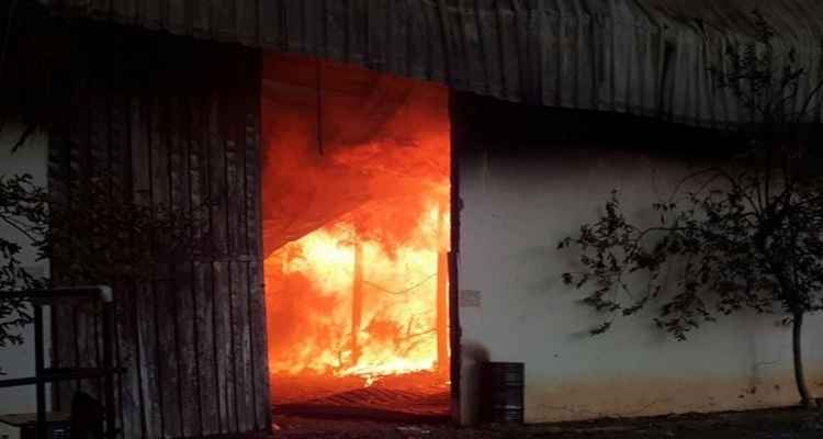 Galpão incendiado em Luziânia