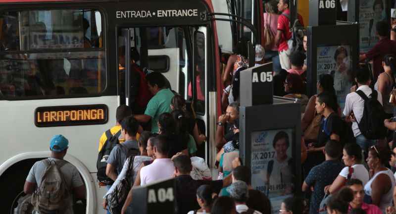 Rodoviários cortaram a partir de hoje os serviços de ônibus extras nos horários de pico