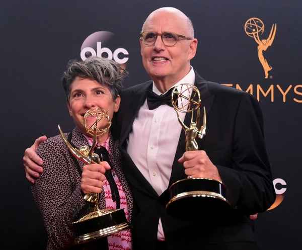 O diretor Jill Soloway e o ator Jeffrey Tambor: a série Transparent retrata a vida familiar das transexuais