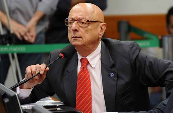 Relator na CCJ, o deputado Esperidião Amin deu parecer favorável ao projeto