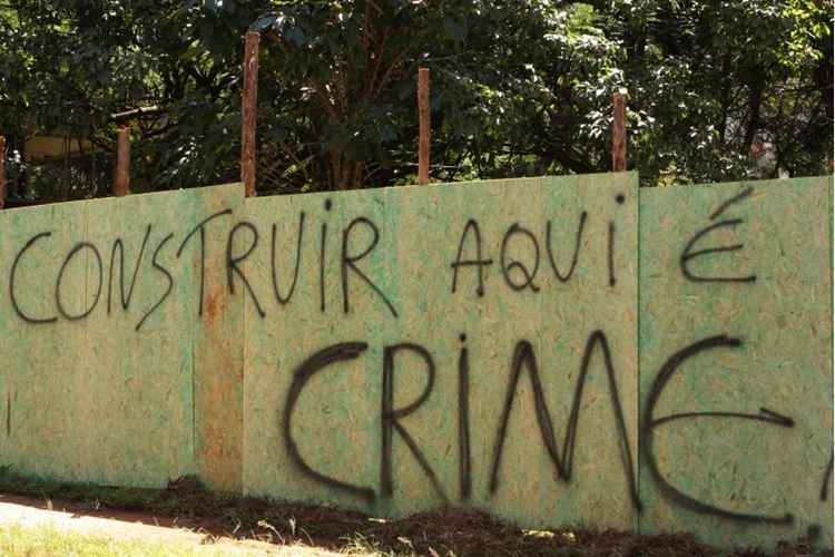 Obra causou protesto de moradores que alegavam que a construção destruiria área verde