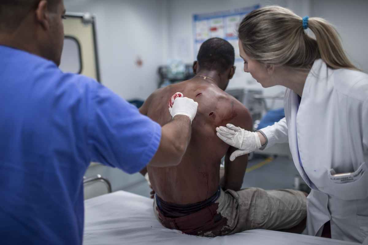 Enfermeiro e médica cuidam de ferido em UPA na Cidade de Deus