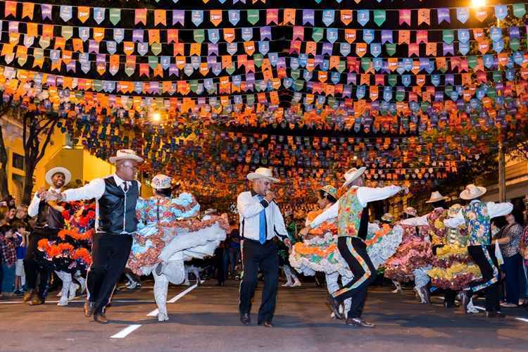 A 39º edição do festejo contou com atrações espalhadas por todos os cantos da cidade. Michel Teló, Rick e Ricardo, Don e Juan Gino e Geno e a Banda Chaparrall animaram a festa