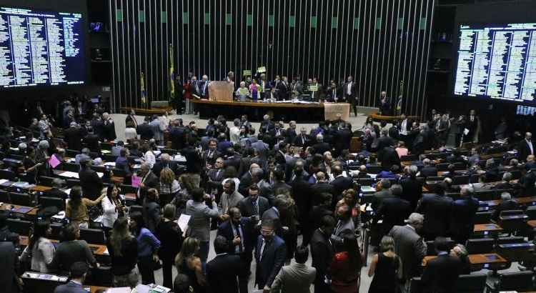 A sinalização de Maia de que só colocaria a votação com 342 deputados do plenário, no entanto, preocupou líderes da base aliada, que passaram o dia em reunião