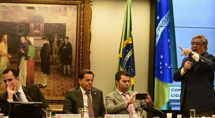 À direita, Antônio Claudio Mariz, advogado de Temer