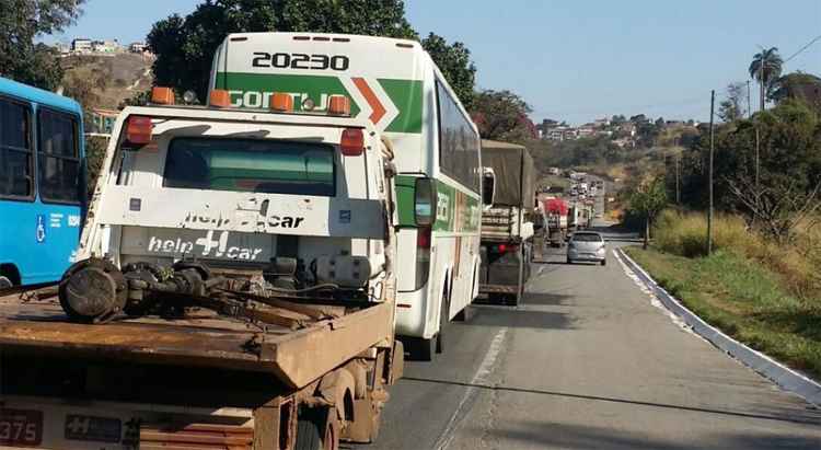 Um Gol e uma carreta bateram no km 455