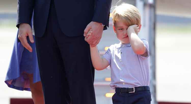 Príncipe George chama atenção ao chegar de 'mau humor' em Berlim