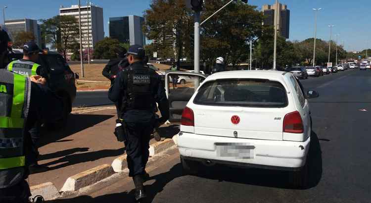 Homem conseguiu percorrer apenas alguns metros antes de ser abordado pela polícia