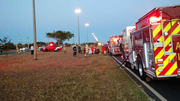 Vítima ficou presa às ferragens após o veículo onde estava colidir com outro e capotar em seguida