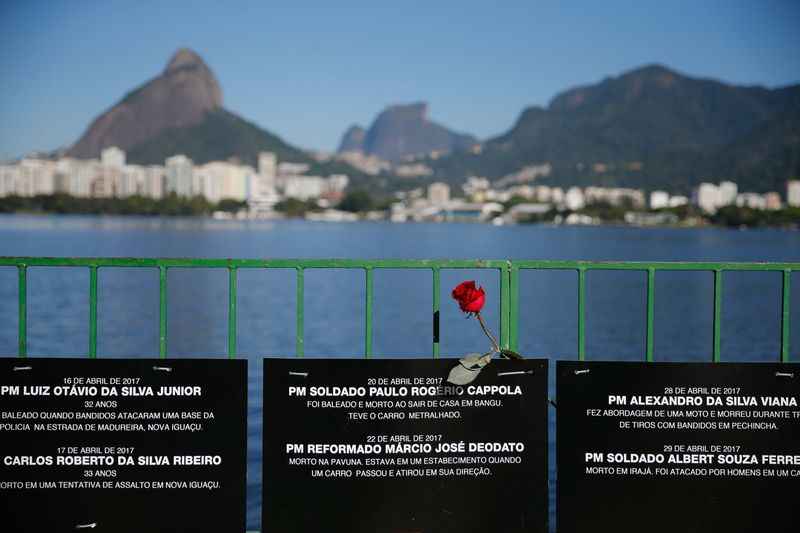 ONG Rio da Paz faz ato na lagoa Rodrigo de Freitas, Rio de Janeiro