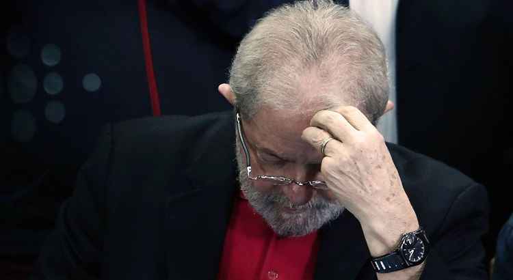 No pedido ao tribunal, o advogado Cristiano Zanin alegou que o crime pelo qual Lula foi condenado envolveu apenas o apartamento triplex, já confiscado na sentença, 