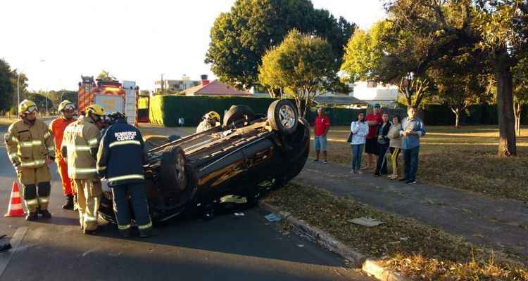 O carro capotou na altura das quadras 715/915 Norte