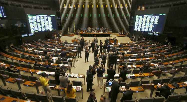 Doze ministros do governo que são deputados licenciados devem reassumir os mandatos na Câmara para ajudar a barrar a denúncia