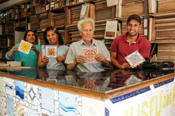 Rosilene, Josefina, José e Marcelo (acima); seu José (abaixo, à esquerda) retira massa de azulejo antigo