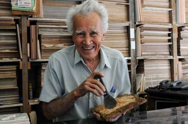 Aos 85 anos, pioneiro de Brasília e dono da loja se esforça para recuperar cerâmicas até da época da construção da capital. O trabalho prejudica a saúde, mas ele faz questão de se dedicar para atender os pedidos da clientela