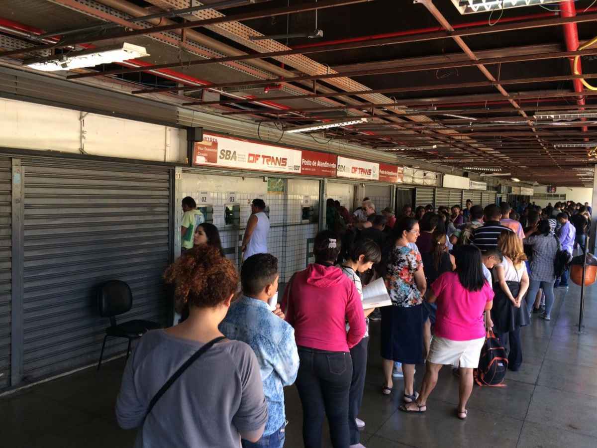 Na manhã desta segunda-feira (07/08), a fila dava voltas no posto do DFTrans da Galeria do Metrô