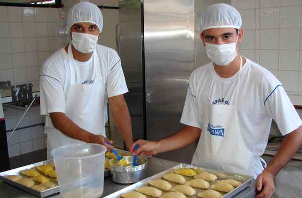 Pela lei, o aprendiz deve ter entre 14 e 18 anos, e cursar escola técnica