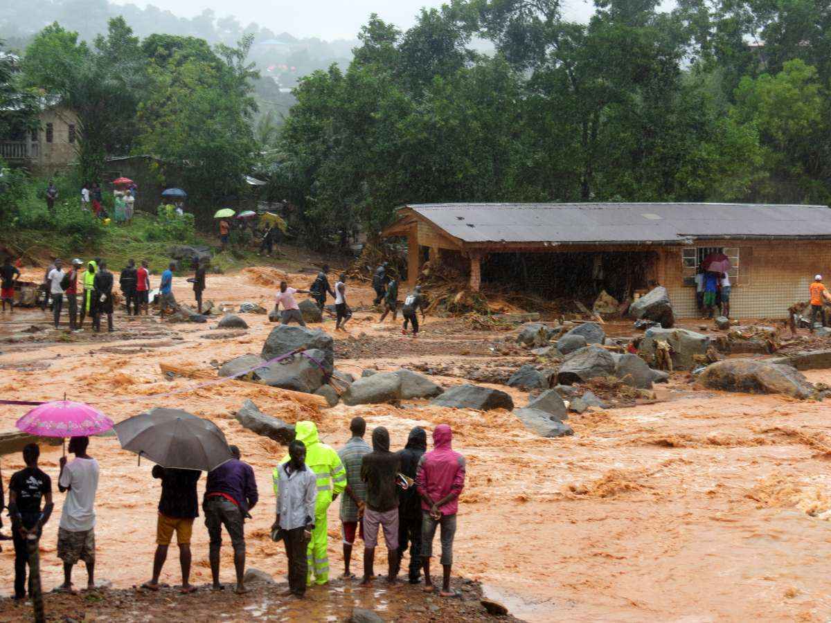 Moradores observam estragos causados pela chuva em Freetown