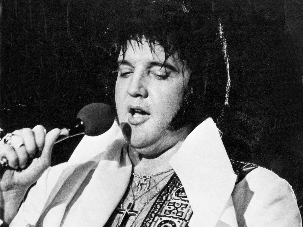 Os milhares de ETAs, que em português quer dizer Artistas em Tributo a Elvis, homenageiam o famoso cantor americano em concursos, shows e casamentos