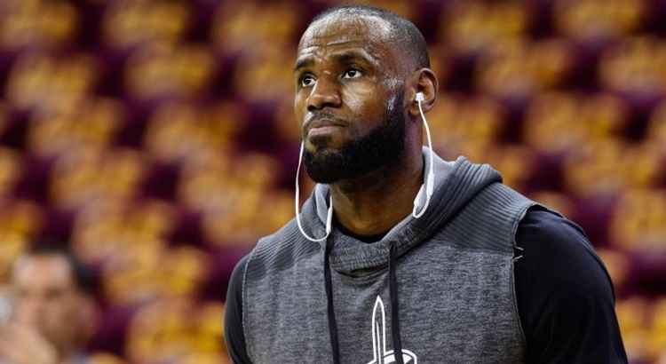 LeBron, que há muito tempo fala sobre racismo e justiça social nos Estados Unidos, expressou durante o fim de semana sua tristeza com os eventos em Charlottesville