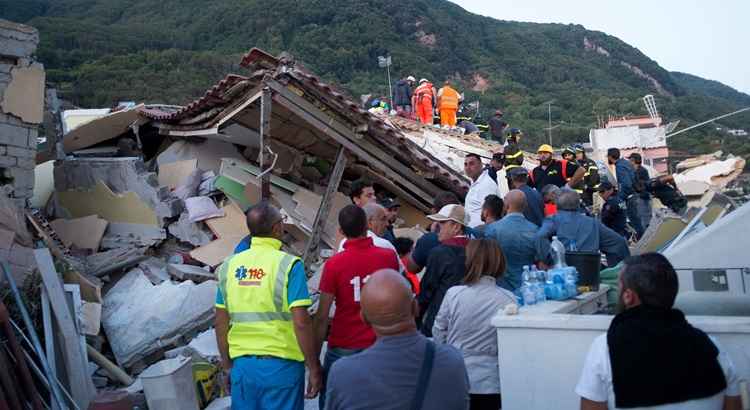 Moradores e turistas passaram a noite ao relento e muitos visitantes começaram a deixar a ilha, aproveitando a saída dos primeiros barcos