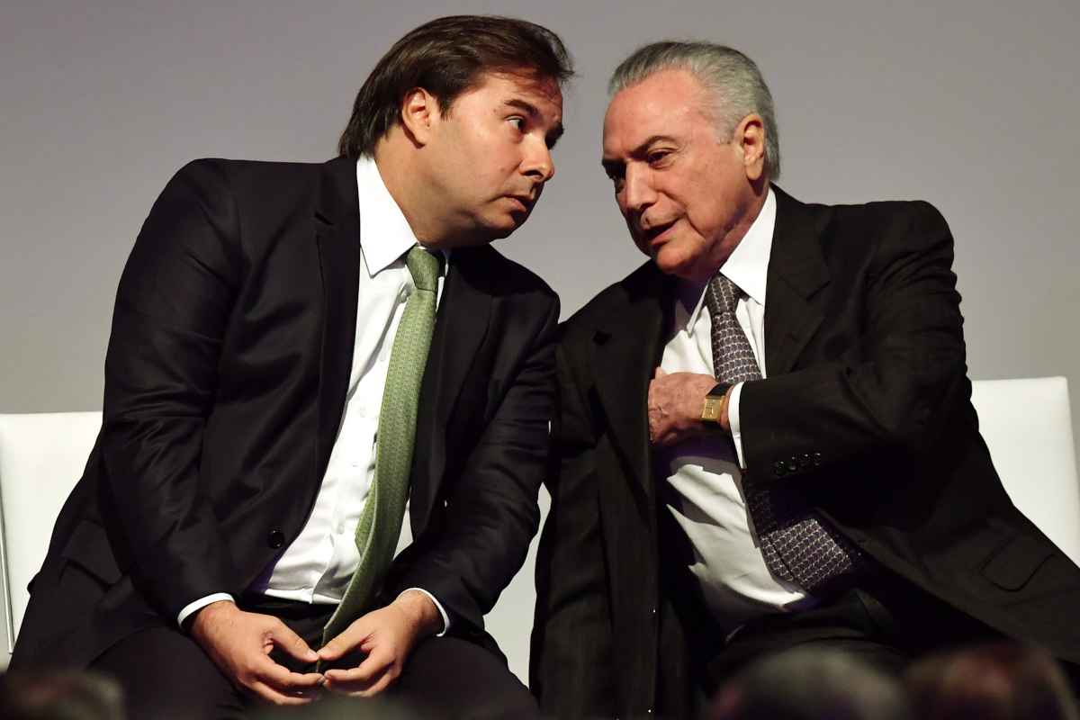 Rodrigo Maia e Michel Temer em cerimônia da FENABRAVE