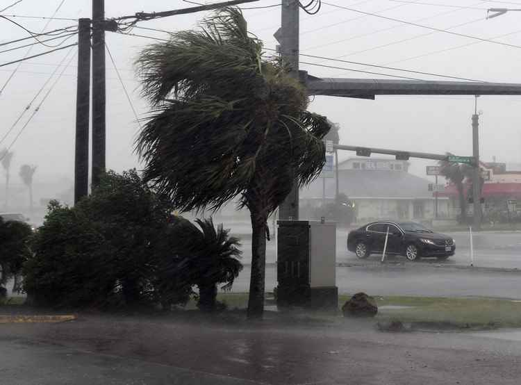 Por volta de meio-dia de sexta-feira (25/8), o Harvey se deslocava como furacão de categoria dois e com ventos de 175 Km por hora, 165 km ao sudeste de Corpus Christi, no Texas