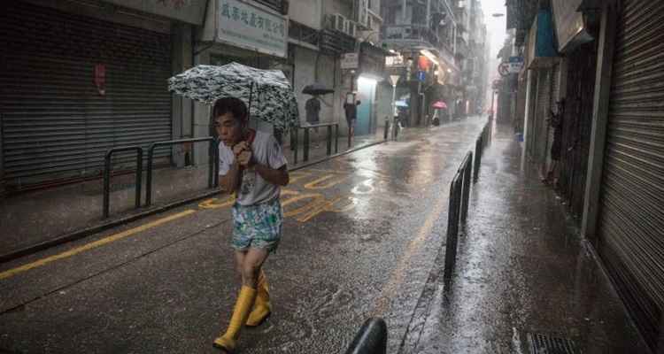 Imagens do tufão Pakhar em Hong Kong