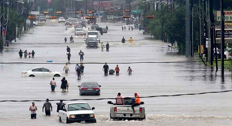 A Casa Branca anunciou que o presidente Donald Trump visitará as zonas afetadas na terça-feira. As chuvas torrenciais alagaram as principais avenidas de Houston e dificultaram a saída dos moradores da região