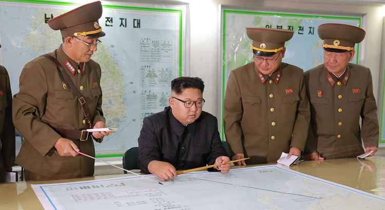 O líder norte-coreano Kim Jong-Un (C) inspecionando o Comando da Força Estratégica do Exército Popular Coreano ( KPA)