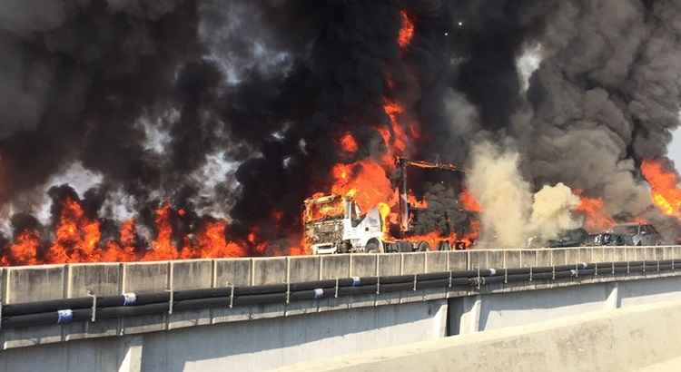 De acordo com os Bombeiros, uma das carretas carregava tinta, enquanto a outra levava sucata. Após a colisão, alguns veículos chegaram a pegar fogo