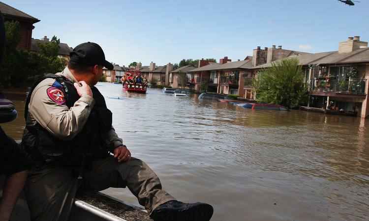 Equipes de resgate ajudam moradores de Houston, no Texas