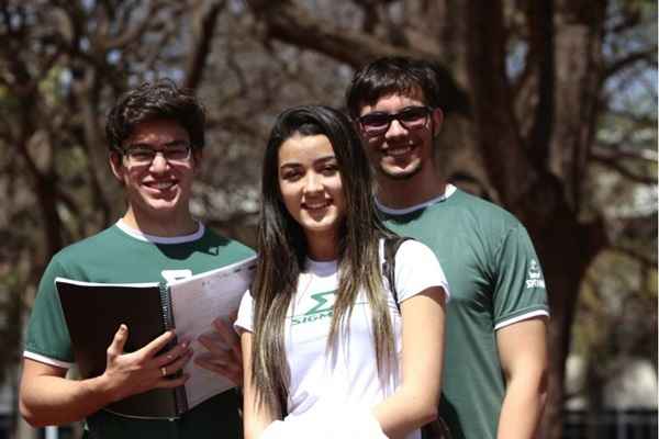 Enrico, Maíra e Ricardo, alunos do Sigma, chegam a estudar seis
horas diárias para o Enem