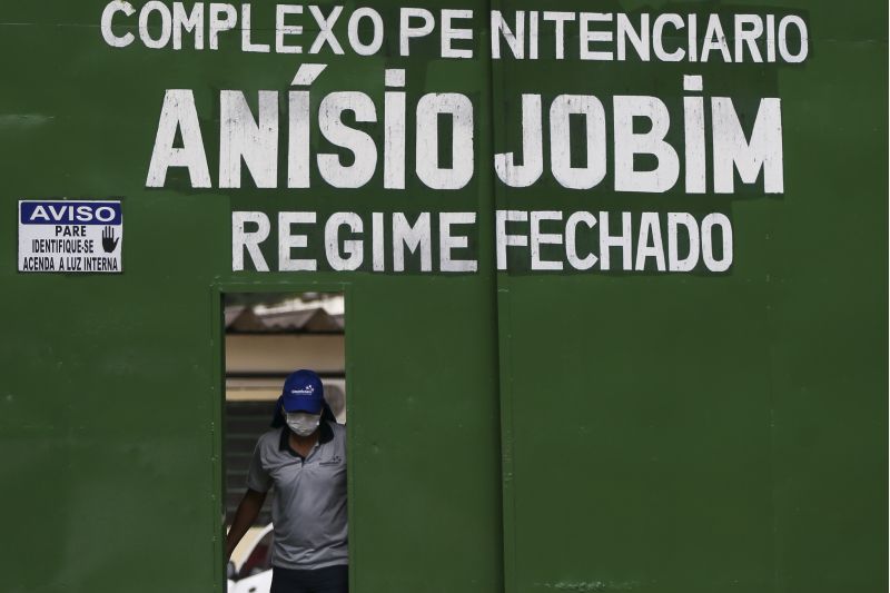 A rebelião começou no primeiro dia do ano, quando alguns detentos do pavilhão 3, ligados à facção Família do Norte (FDN), dominaram agentes e trocaram tiros com policiais militares na área do chamado seguro, onde ficavam os presos mais vulneráveis e integrantes do PCC