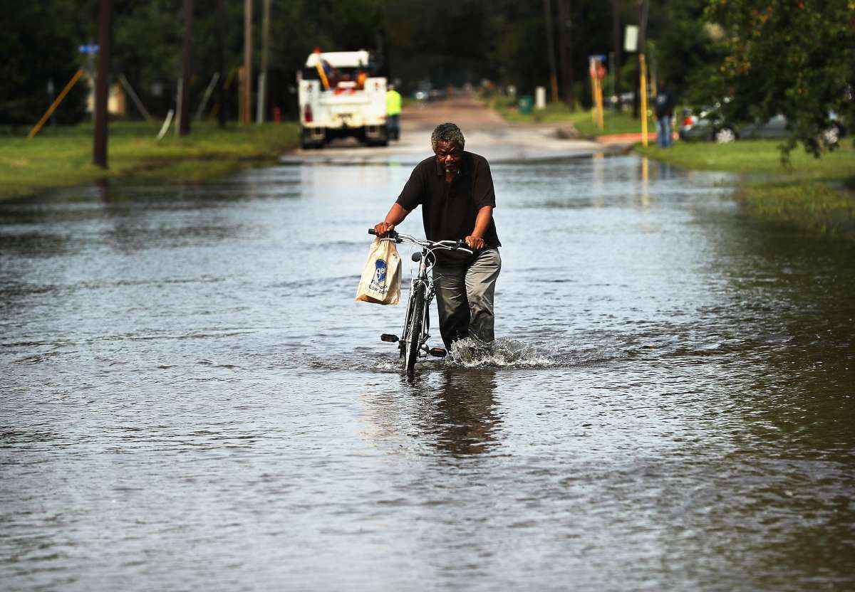 Homem afetado pelo furacão Harvey, no Texas