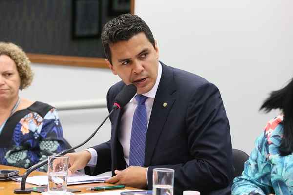 Garcia: %u201CInserir mensagens relacionadas a problemas sociais em livros não é a maneira adequada para combatê-los%u201D