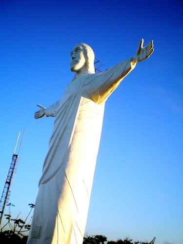 O simbolismo vai além da religiosidade. A imagem que abraça o visitante conquista a simpatia de todos. Prova disso é que existem cristos em cidades do Brasil e de outros países