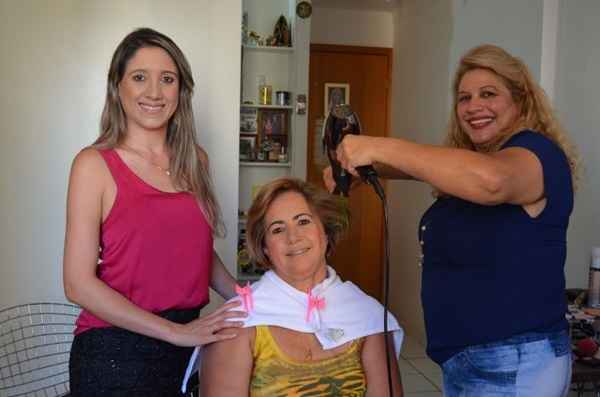 Rosana e Fabiana cuidam do cabelo da cliente Vera Pandini (ao centro)