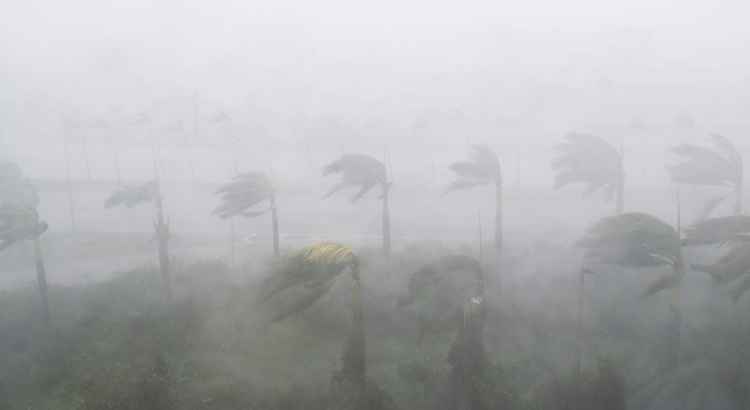 O furacão Irma atingiu na manhã de domingo a área de Florida Keys como furacão de categoria 4